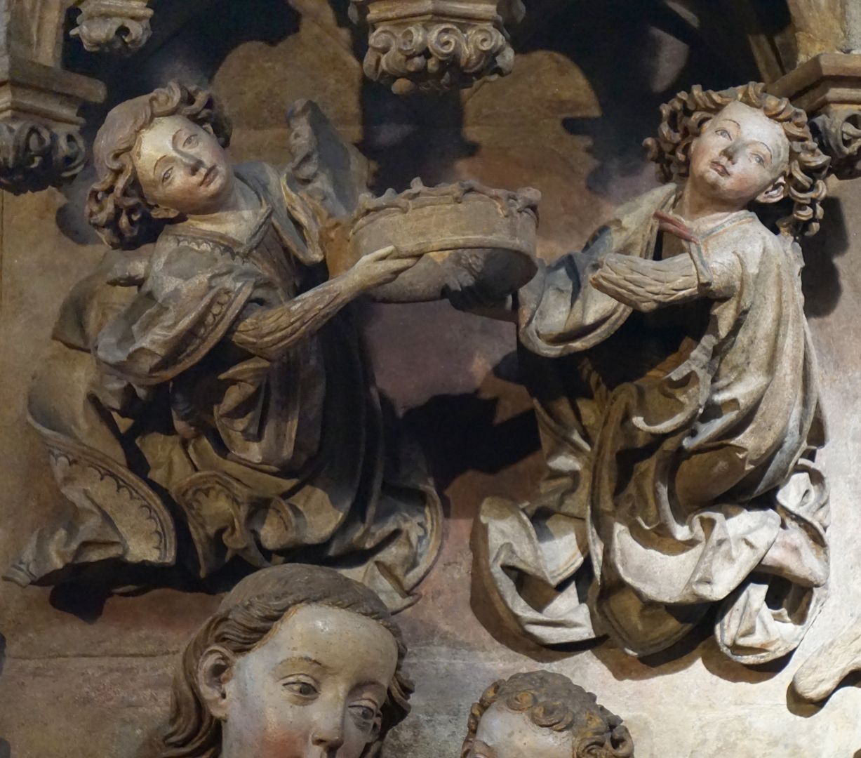 Peringsdörffer-Epitaph Zwei schwebende Engel halten eine Krone / Der Kopfring ist komplett. Der Aufbau ist nur noch als ein Fragment, angrenzend am linken Engel erhalten.
