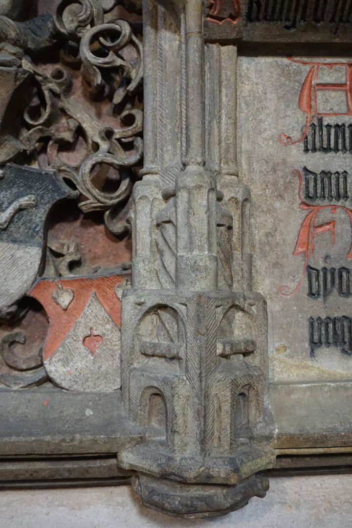 Peringsdörffer-Epitaph Mulitdimensionale Basis zwischen linkem Wappenfeld und der Inschrift