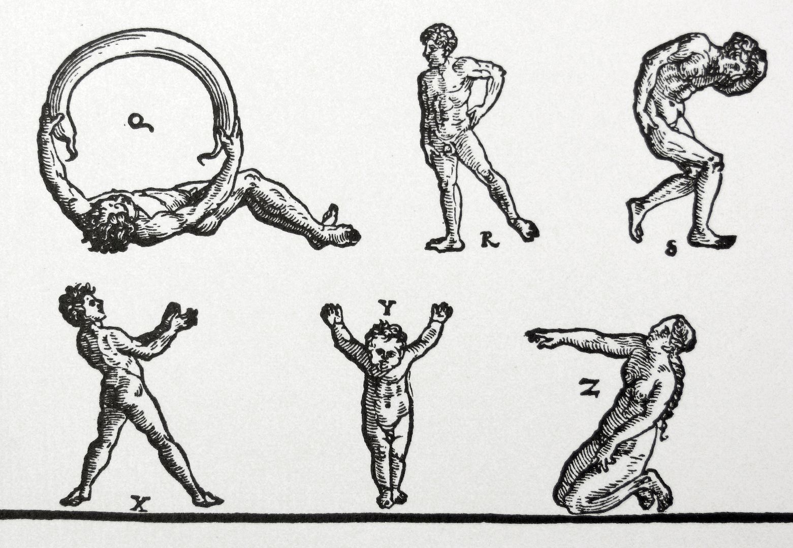 Das Menschenalphabet Detailansicht, siehe oben links Q: ein liegender Mensch hält in beiden Händen eine zum Halbkreis gebogene Wurst. (siehe Künstlersignatur)