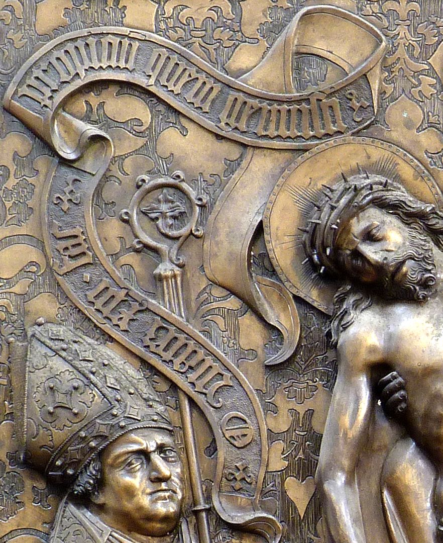Johannes von Hürnheim und Albrecht von Rechberg Spruchband des Johannes von Hürnheim: o Mater chr(ist)i (Buchstabenbefund xpi) fac propiciu(m) quem genuisti / Oh Mutter Christi, stimme den gnädig, den Du geboren hast. Übersetzung nach Sven Hauschke