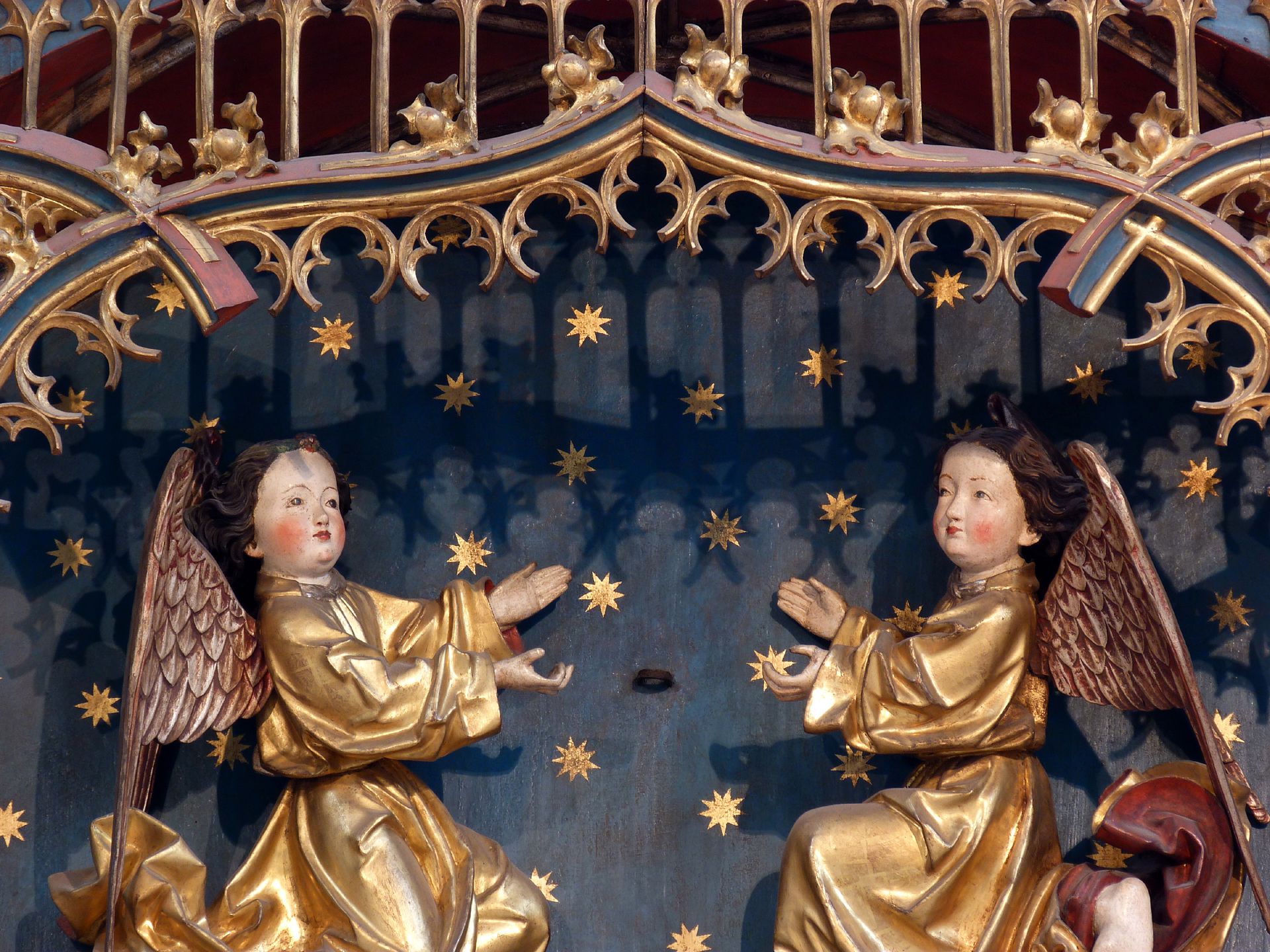 Petersaltar Schrein, Krönungsengel (die päpstliche Tiara, die sie trugen, ist in der Reformationszeit entfernt worden)