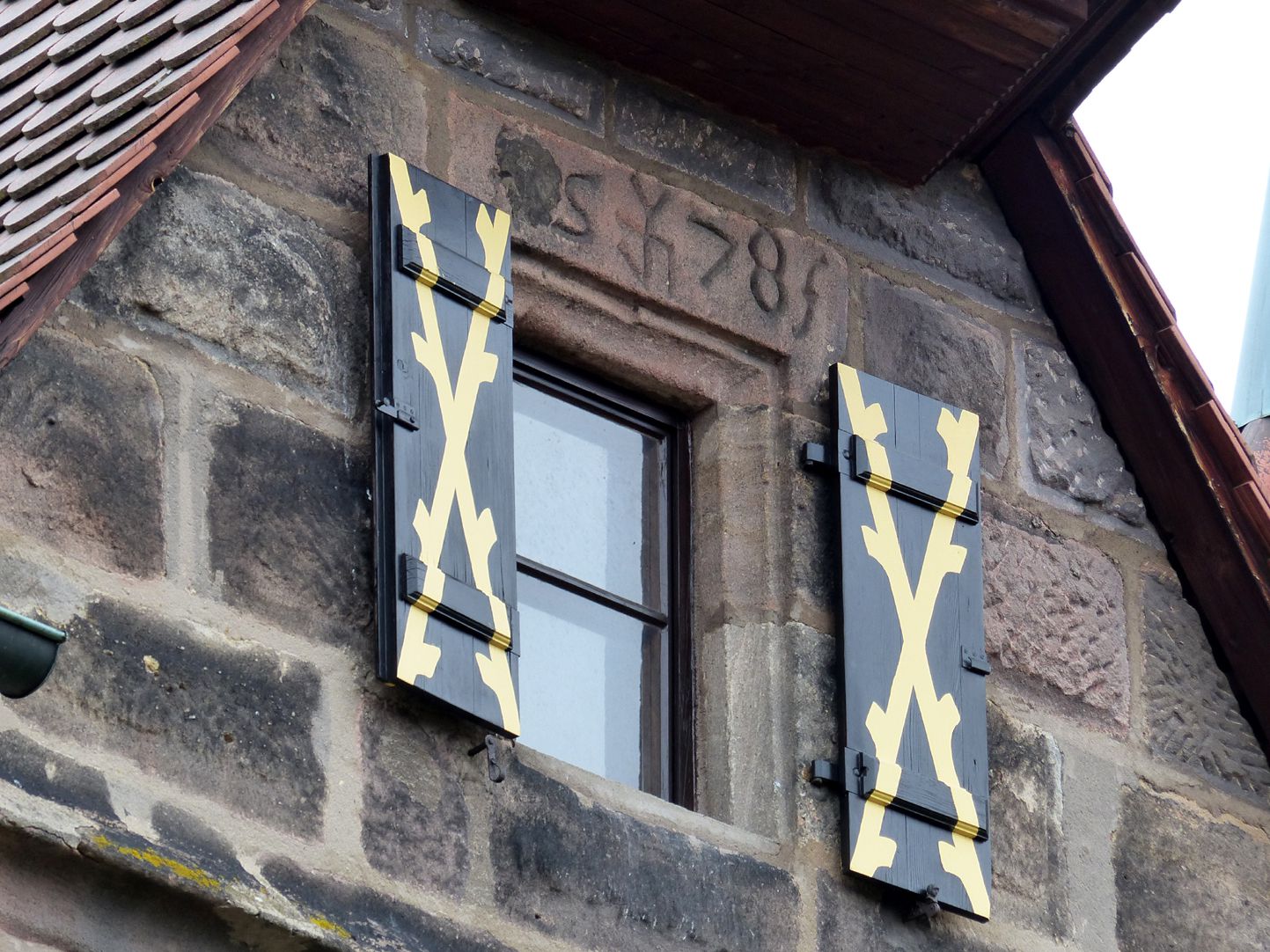 Petzenschloss (Schlösschen Lichtenhof) Bauinschrift und Meisterzeichen, Südgiebel