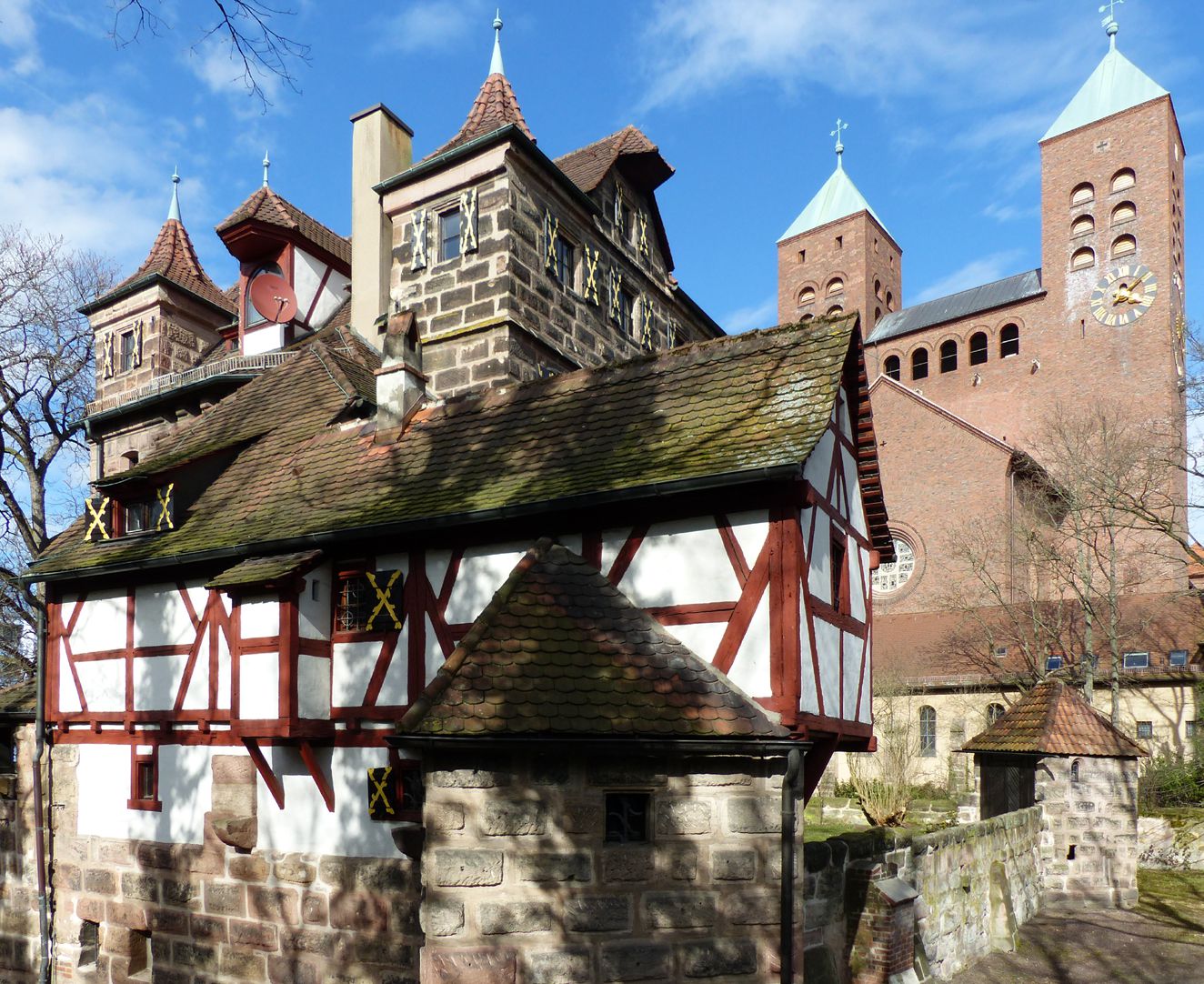 Petzenschloss (Schlösschen Lichtenhof) Gesamtansicht von Südwest mit Gustav Adolf Kirche