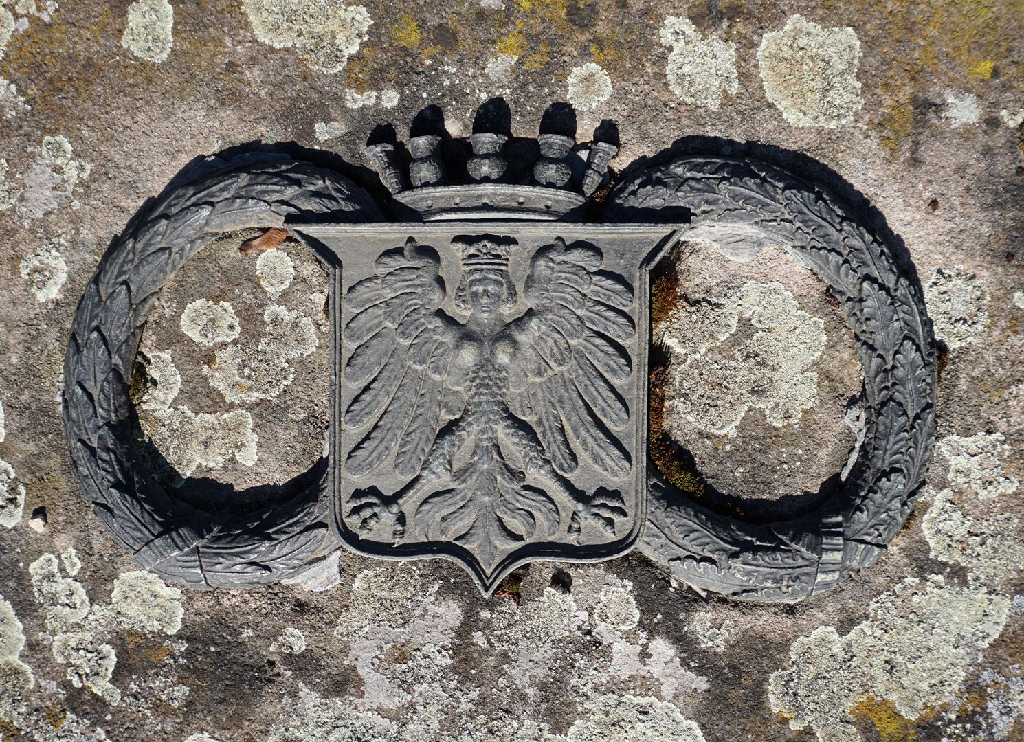 Epitaph des Willibald Pirckheimer Ehrenzeichen der Stadt Nürnberg mit Lorbeerkränzen und Grossem Stadtwappen unter einer Krone aus runden Türmen