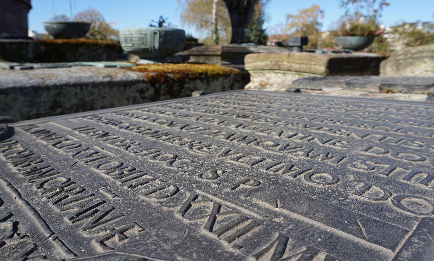 Epitaph des Willibald Pirckheimer Lage im Gräberfeld nördlich der Holzschuherkapelle