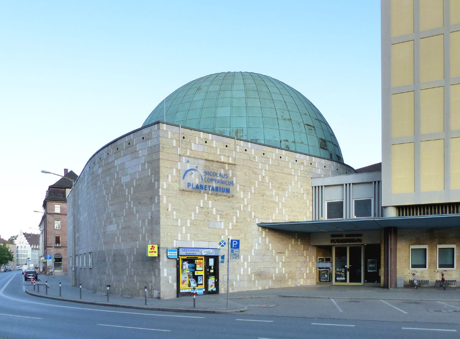 Nicolaus-Copernicus-Planetarium Ecksituation mit Eingang