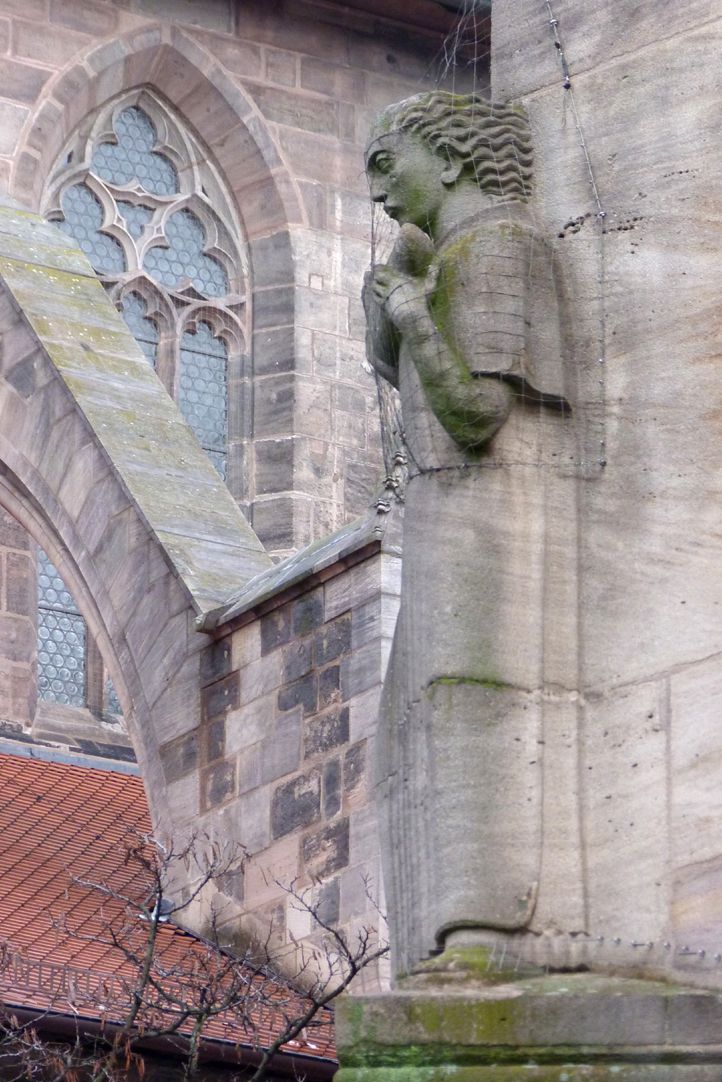 Gestalt mit Füllhorn Füllhornträger, seitliche Ansicht