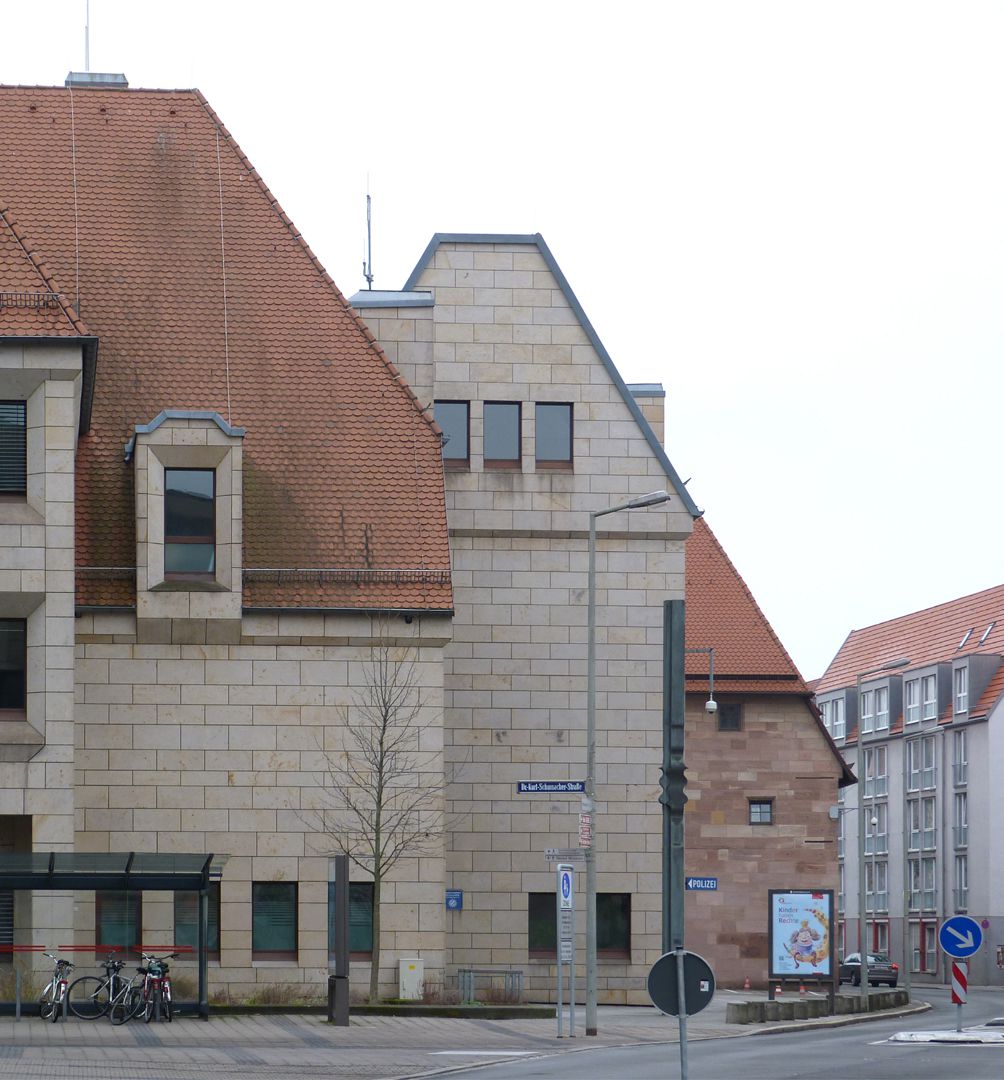 Erweiterungsbau des Polizeipräsidiums Blick in die Schlotfegergasse mit altem Kornspeicher