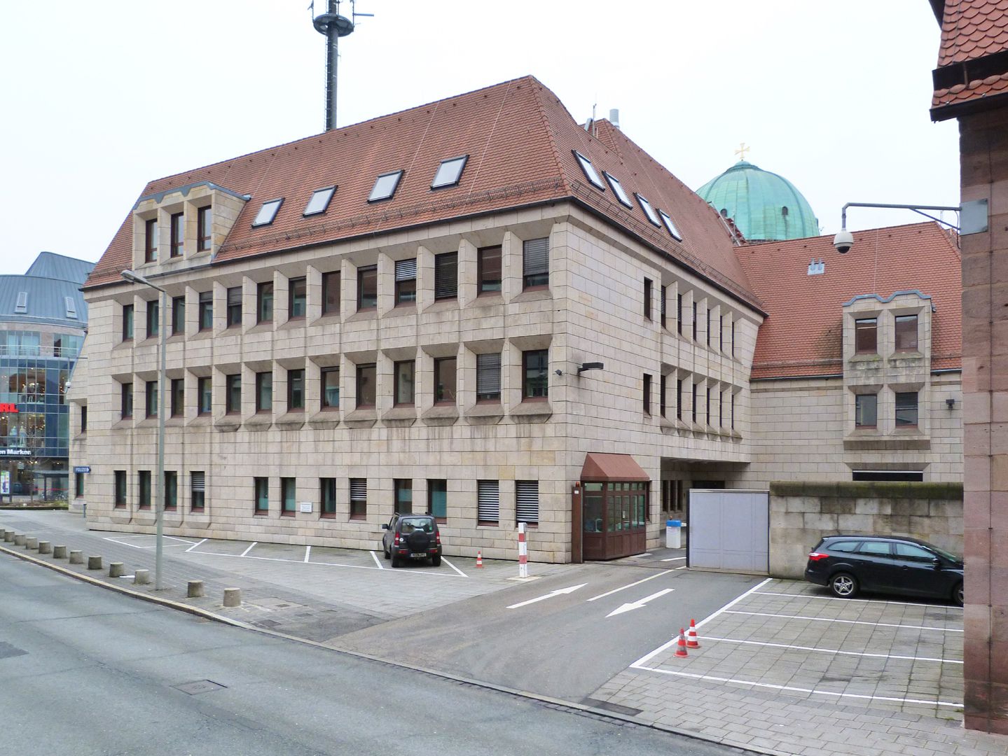 Erweiterungsbau des Polizeipräsidiums Gebäude und Hofzufahrt in der Schlotfegergasse