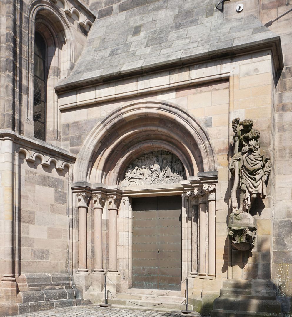 Helenaportal, Tympanon Portal und rechts davon der sogenannte Schlüsselfelderscher Christopherus (1422), Kopie, Original im GNM