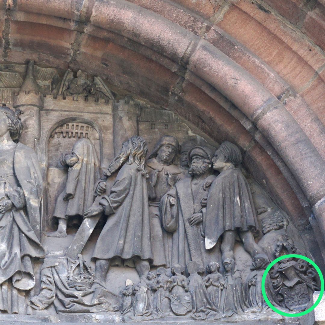 Helenaportal, Tympanon Tympanon, rechte Hälfte mit Frauenseite der Stifterfamilie, Wappen der Familie Gross (grüne Markierung)