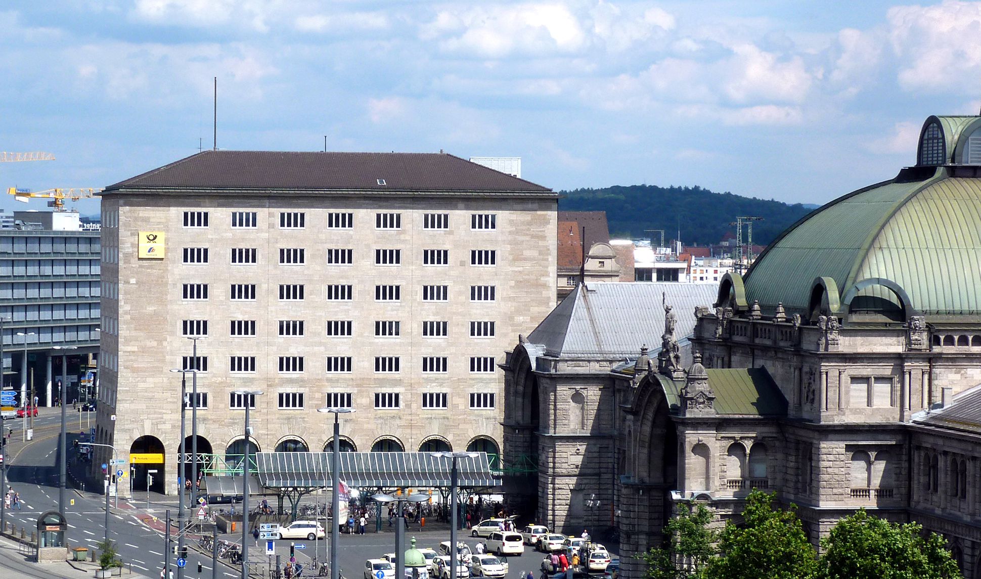 Hauptpost Blick von Westen mit dem Hauptbahnhof