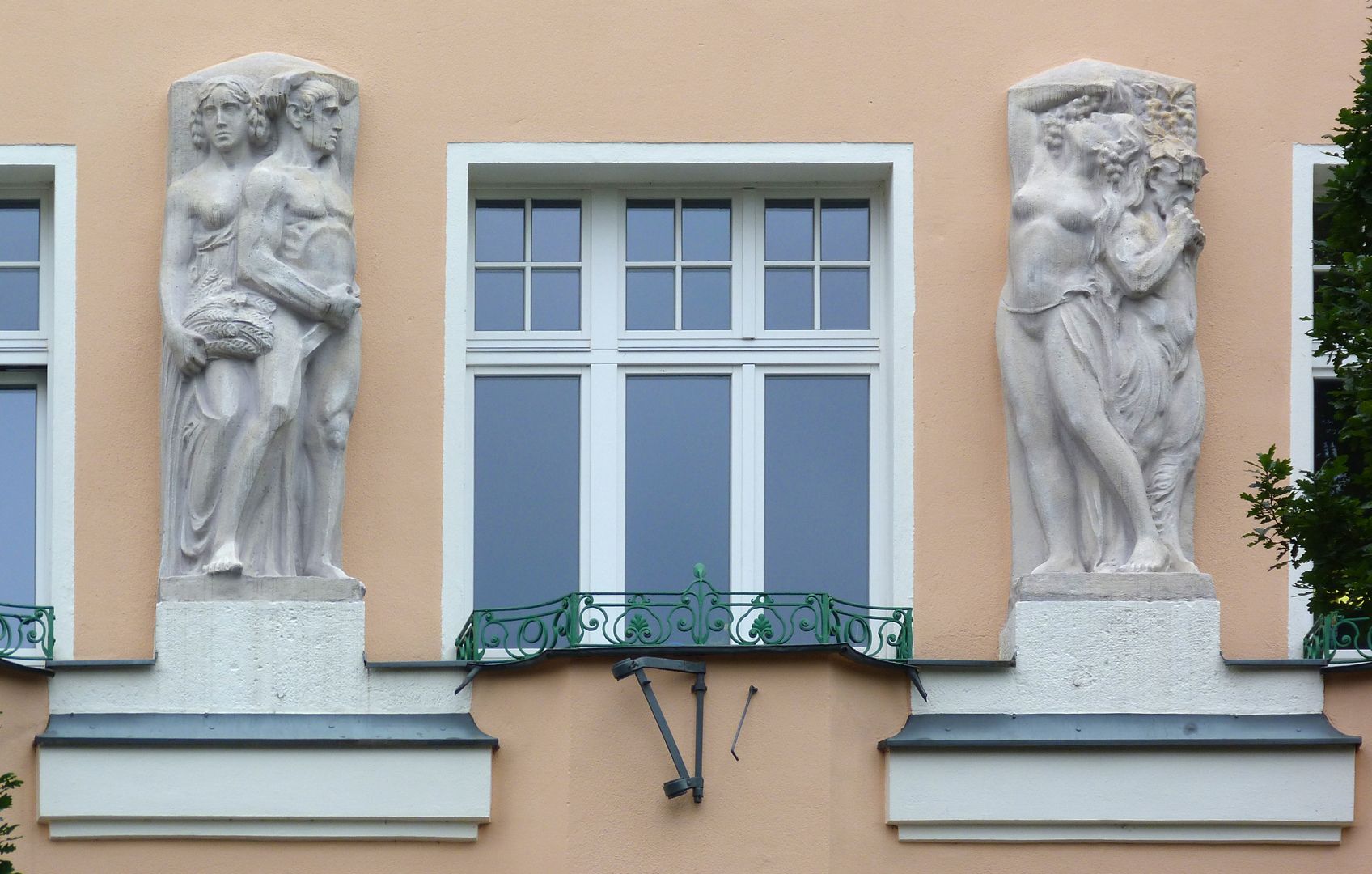 ADAC Haus Hauptfassade, Detailansicht mit den beiden mittleren Darstellungen