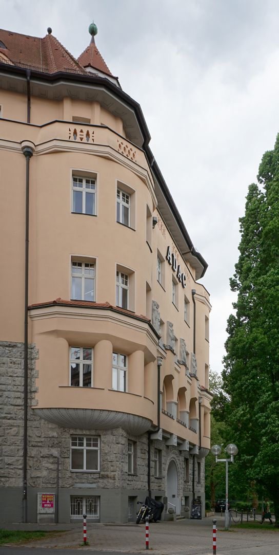 ADAC Haus Schrägansicht der Hauptfassade