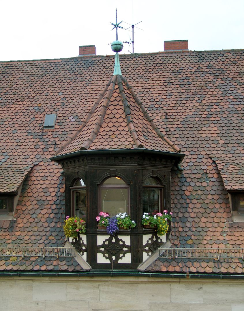 Wohnhaus, Hallerwiese Ostseite, Dacherker in Zierfachwerk