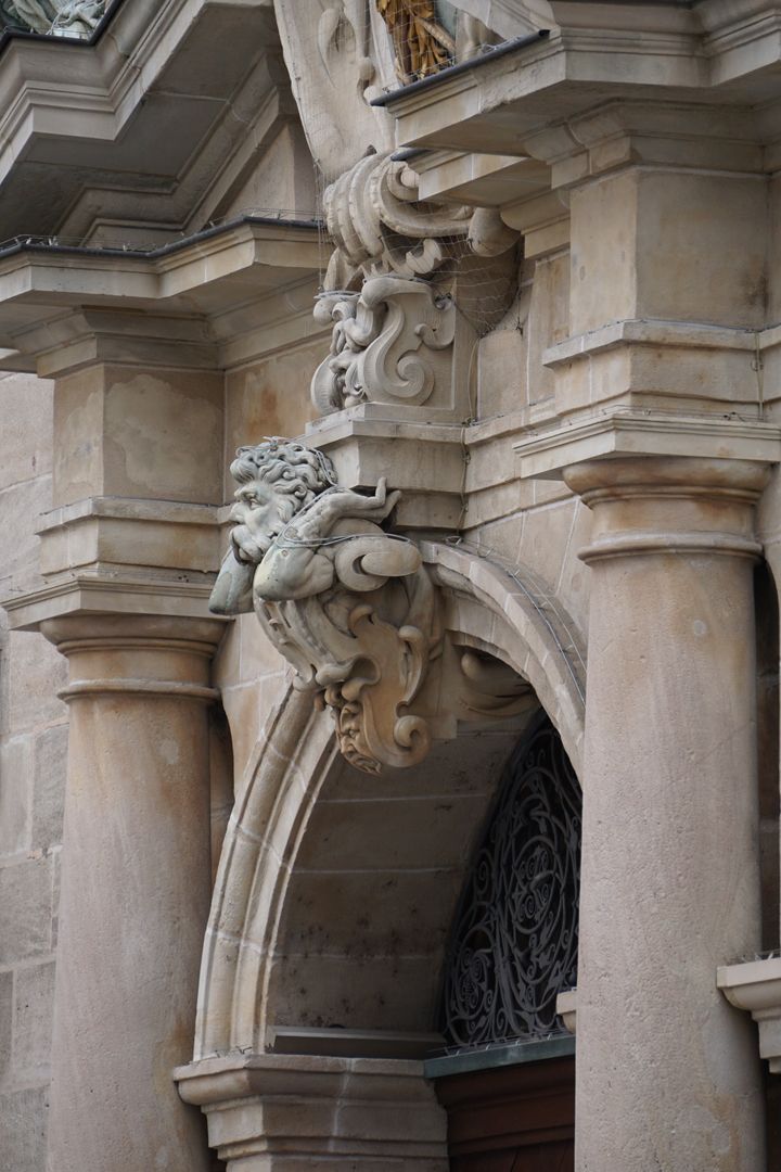 Nordportal Aufbau der Mittelachse vom Schlussstein, bzw. Konsolenhalter über den Kartuschenfuss bis zur Kartusche / seitliche Ansicht