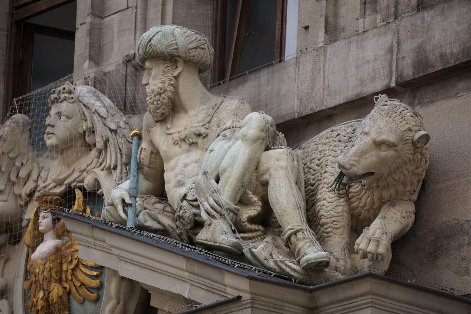 Nordportal Cyrus mit Zepter und Bär (mit "drei Ribben oder drei große Langzäne, bedeut das Kaiserthum der Persen und Meden, welches hat das vorige zu Babel zerstöret und ihme seine Flügel ausgerauft" (siehe Mummenhoff)