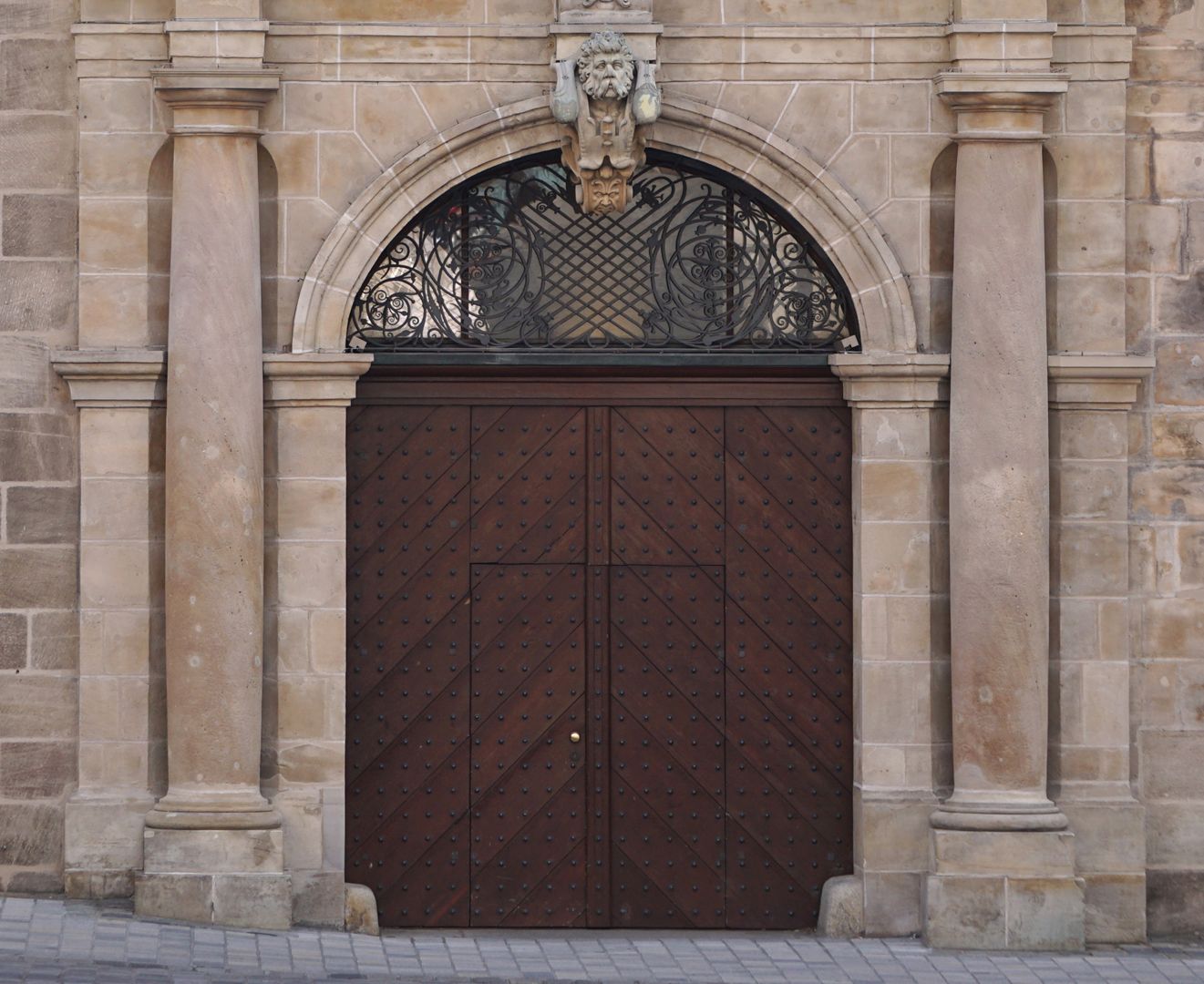 Nordportal Portalrahmung mit Toskanischen Säulen in Nischen