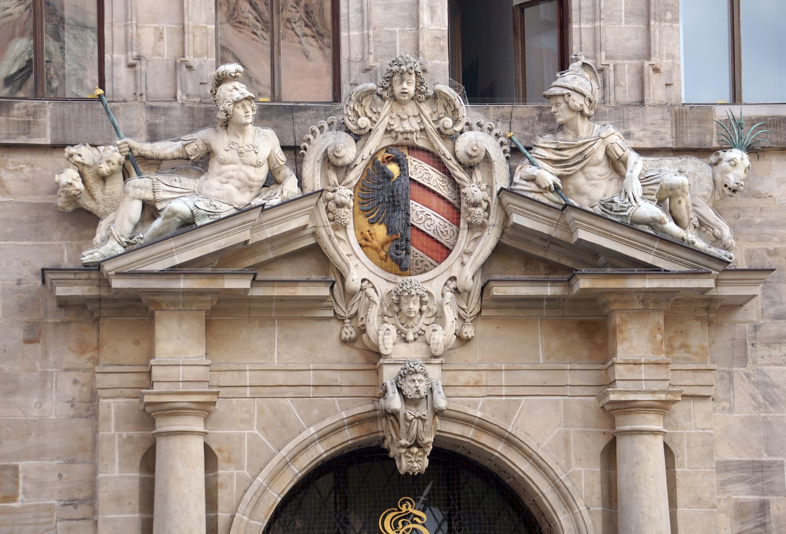 Südportal Alexander der Große und Cäsar lehnen sich auf den Giebel, in der Mitte ein Kartusche mit dem Kleinen Stadtwappen