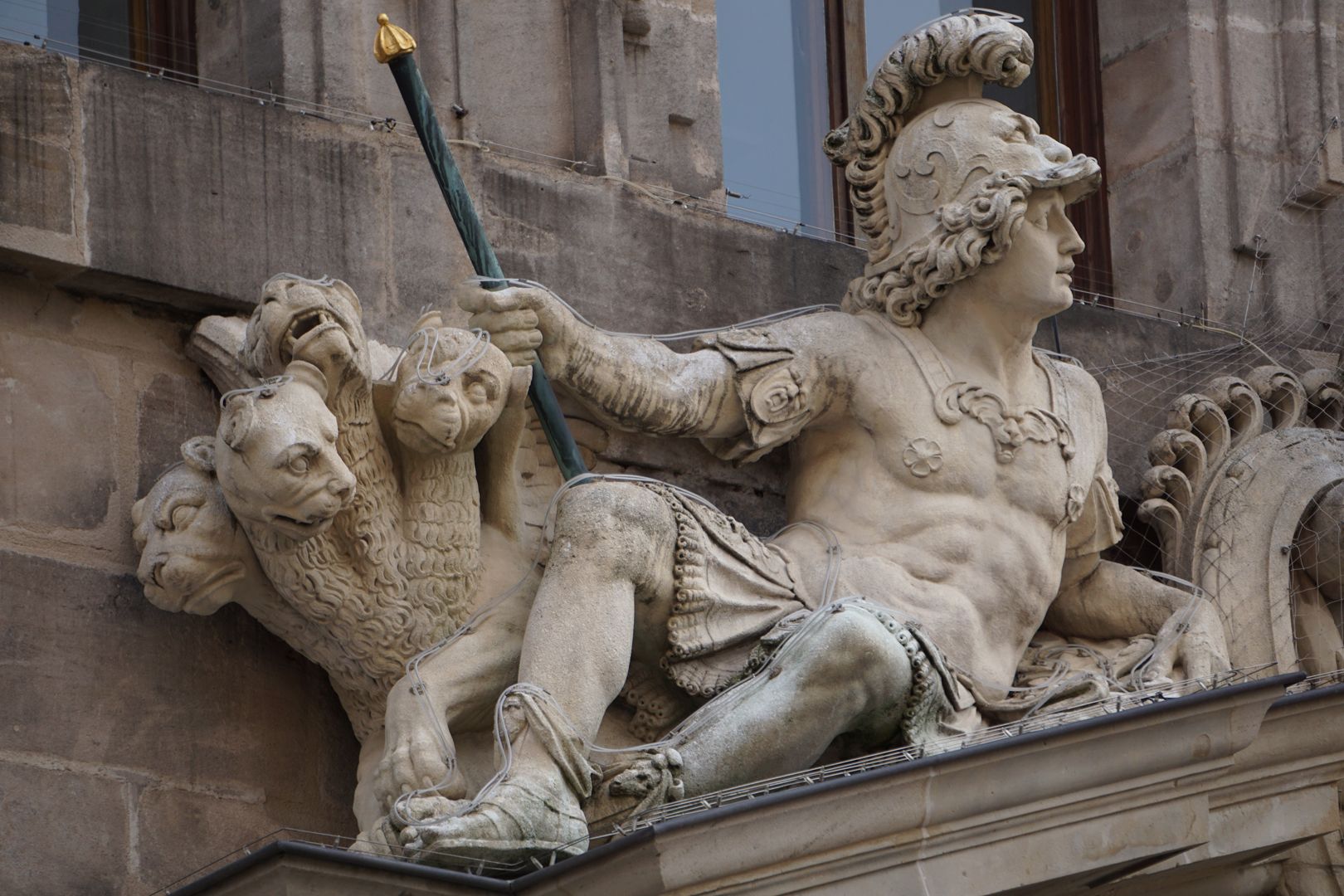 Südportal Alexander d. Gr. mit Zepter und einem vierköpfigen Leoparden