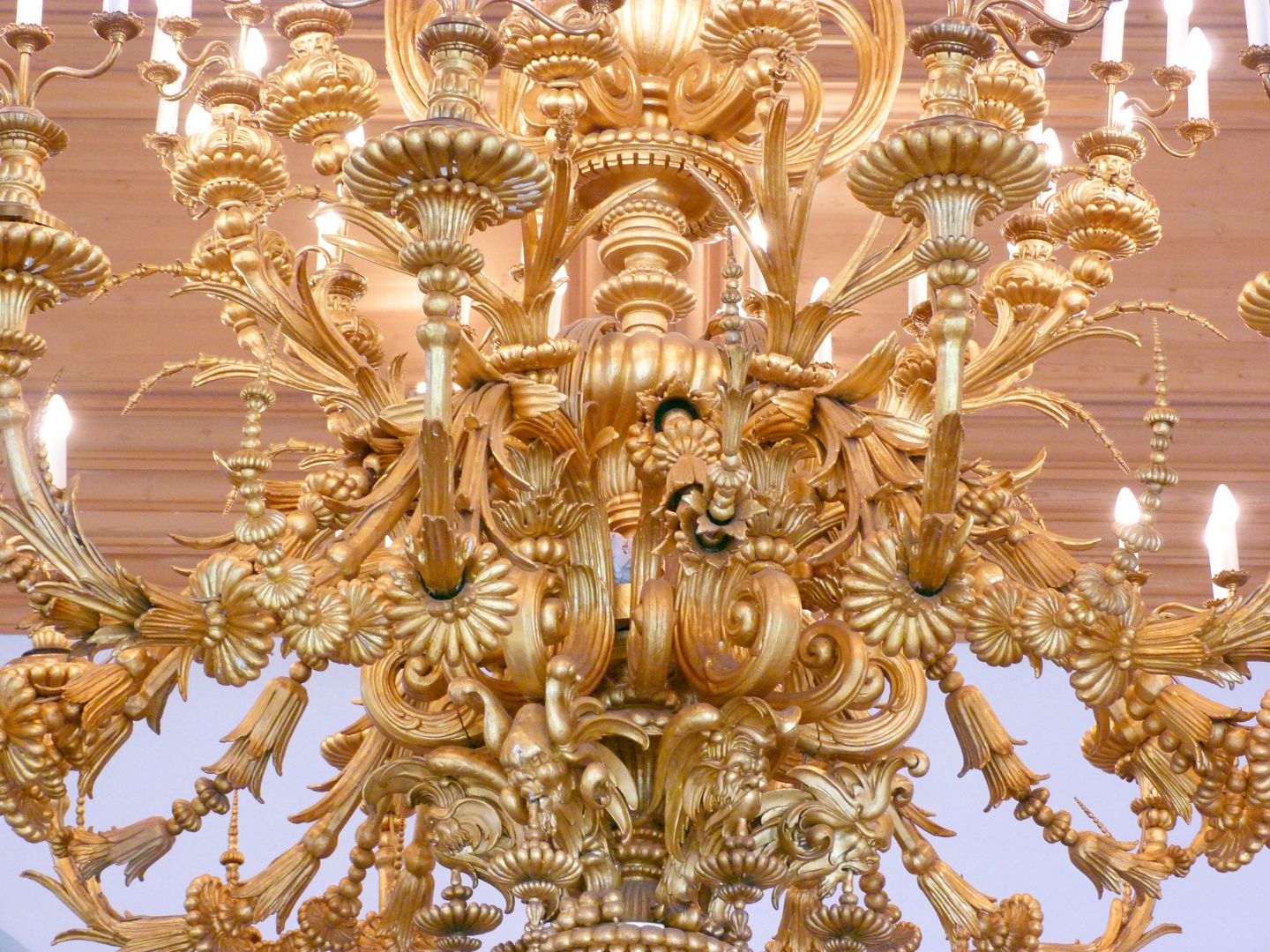 Deckenleuchter im Rathaussaal Leuchter für 96 Kerzen von Hans Wilhelm Beheim (1615) / Detailansicht