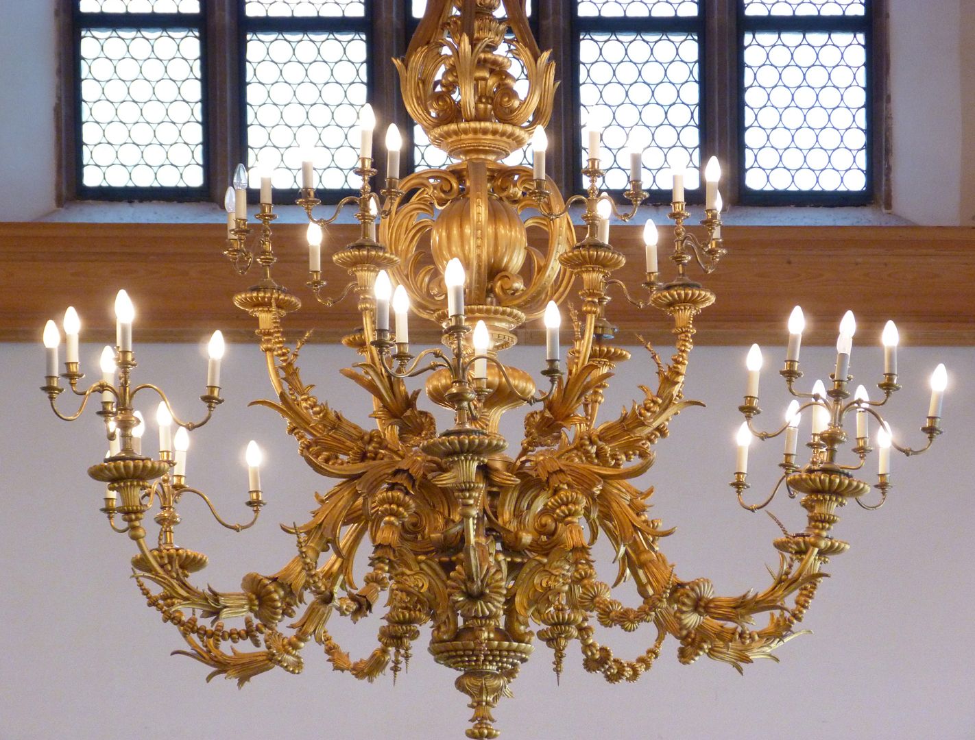 Deckenleuchter im Rathaussaal östlicher Deckenleuchter nach einem Entwurf von Friedrich Wanderer (1874)