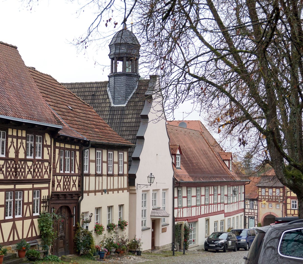 Geburtshaus von Regiomontanus links auf dem Foto das Regiomontanus Haus, Salzmarkt 6 / in der Bildmitte die Dauerausstellung in der ehem. Neuapostolischen Kirche, Salzmarkt 2