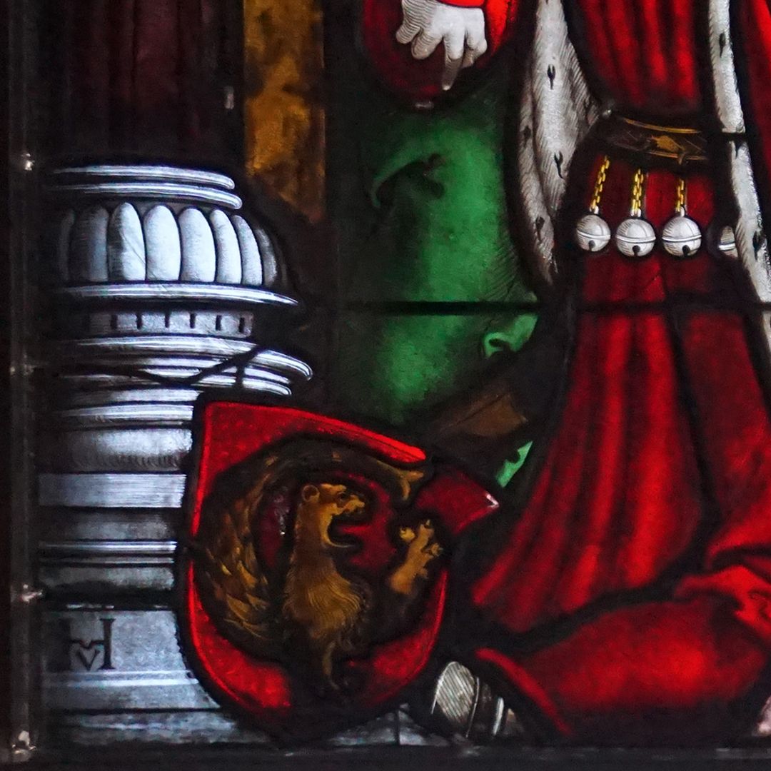 Rochuskapelle / Fenster nIII / Anbetung der Könige Detailansicht mit Imhoffwappen und Künstlersignatur Veit Hirsvogel