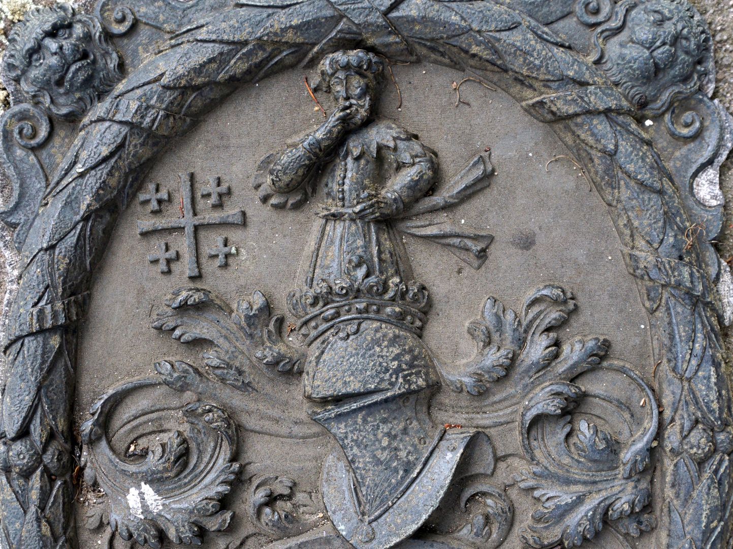 Epitaph des Salomon Schweigger "nachdenklicher" Mann mit geknotetem Turban als Helmzier, rechts von ihm das Kreuz von Jerusalem