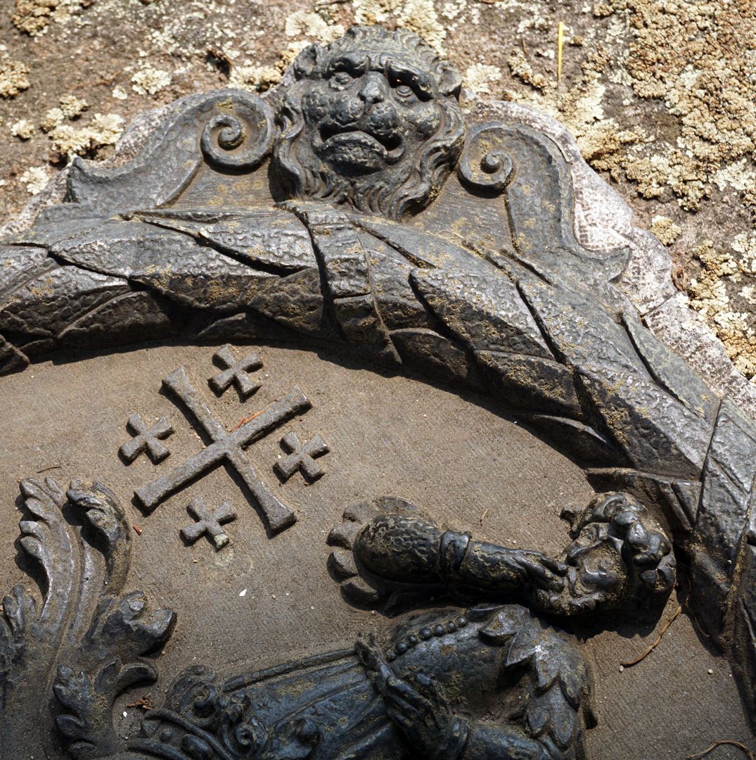 Epitaph des Salomon Schweigger obere Wappenkartusche, Detail mit Jerusalemer Kreuz, Löwenmaske der oberen linken Seite der Kartusche