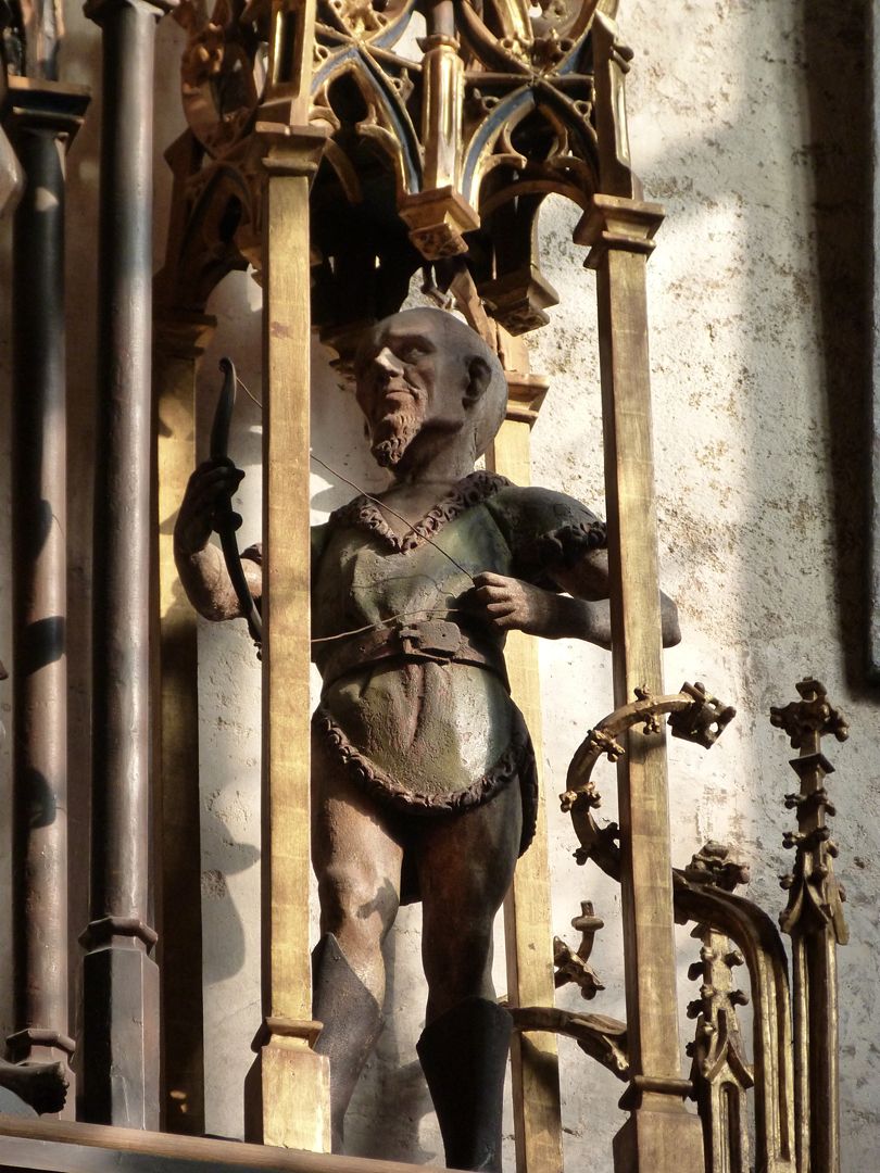 Rochusaltar im Gesprenge hl. Sebastian flankiert von zwei Bogenschützen, rechter Schütze