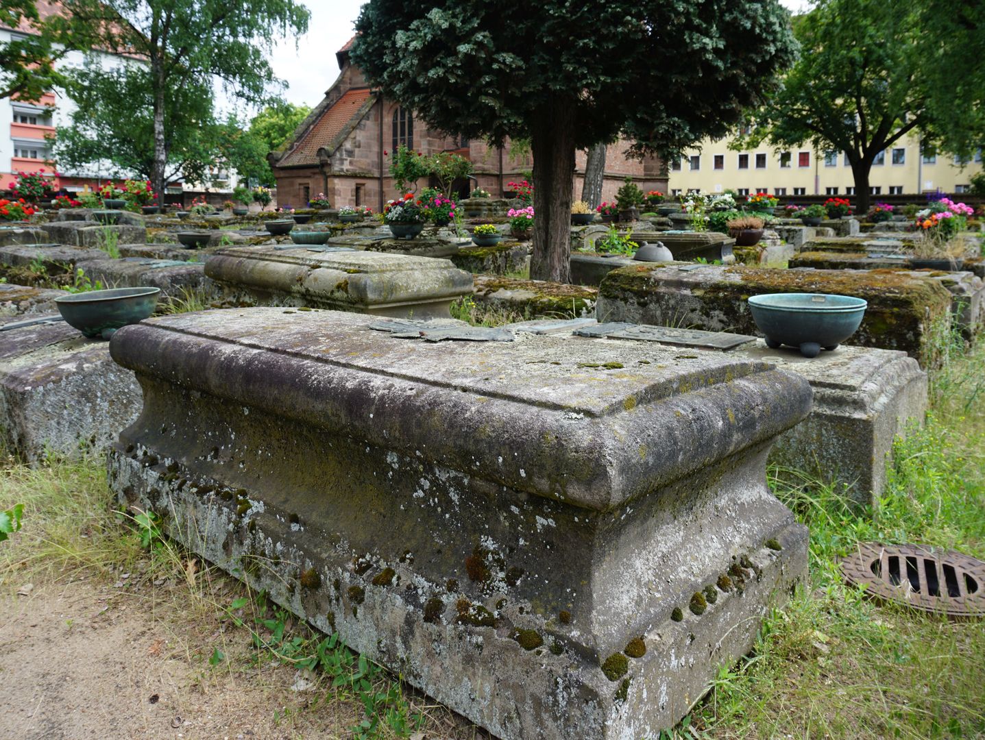 Epitaph des Sebolt Hein, Büttner, und Ehefrau Margreta Grabstein, seitliche Ansicht