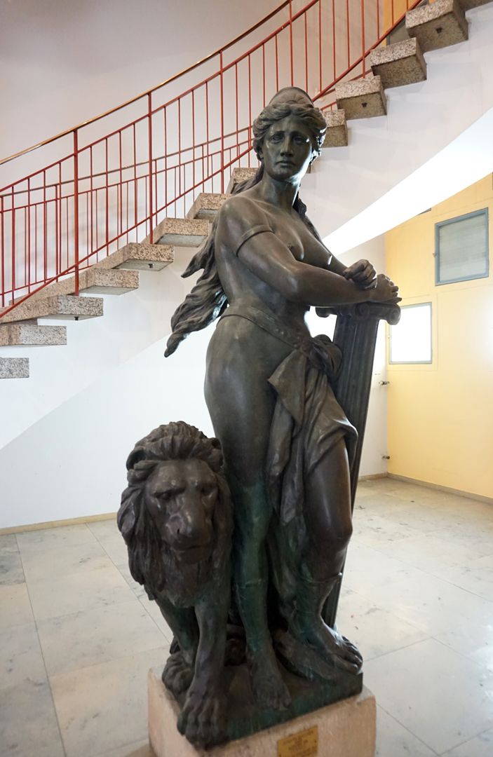 Allegorie der Stärke Schrägansicht von links vorne