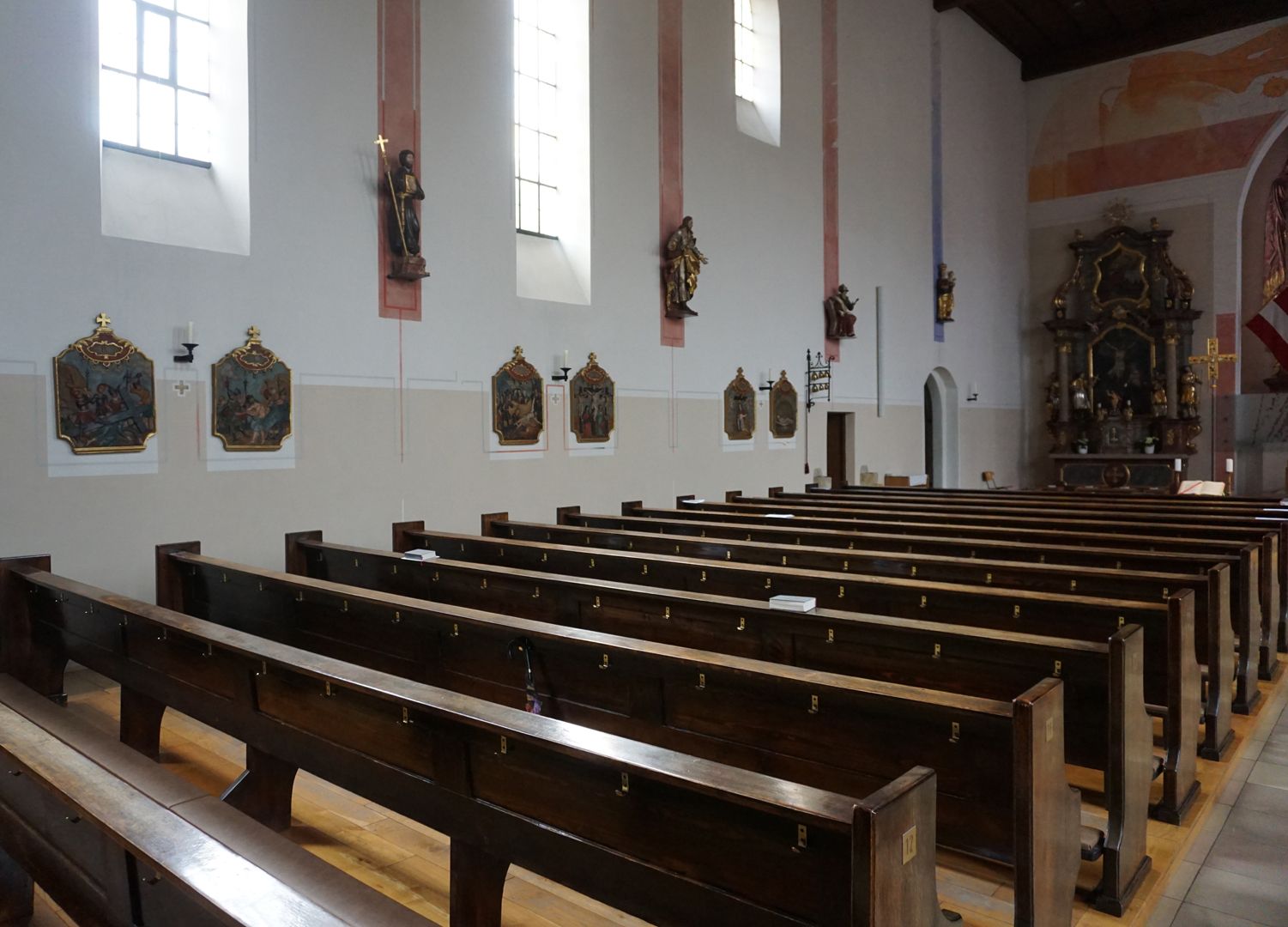 Kreuzwegstation XII / Jesus stirbt am Kreuz Kreuzwegstationen im Langhaus, Ausrichtung nach Norden, Westwand