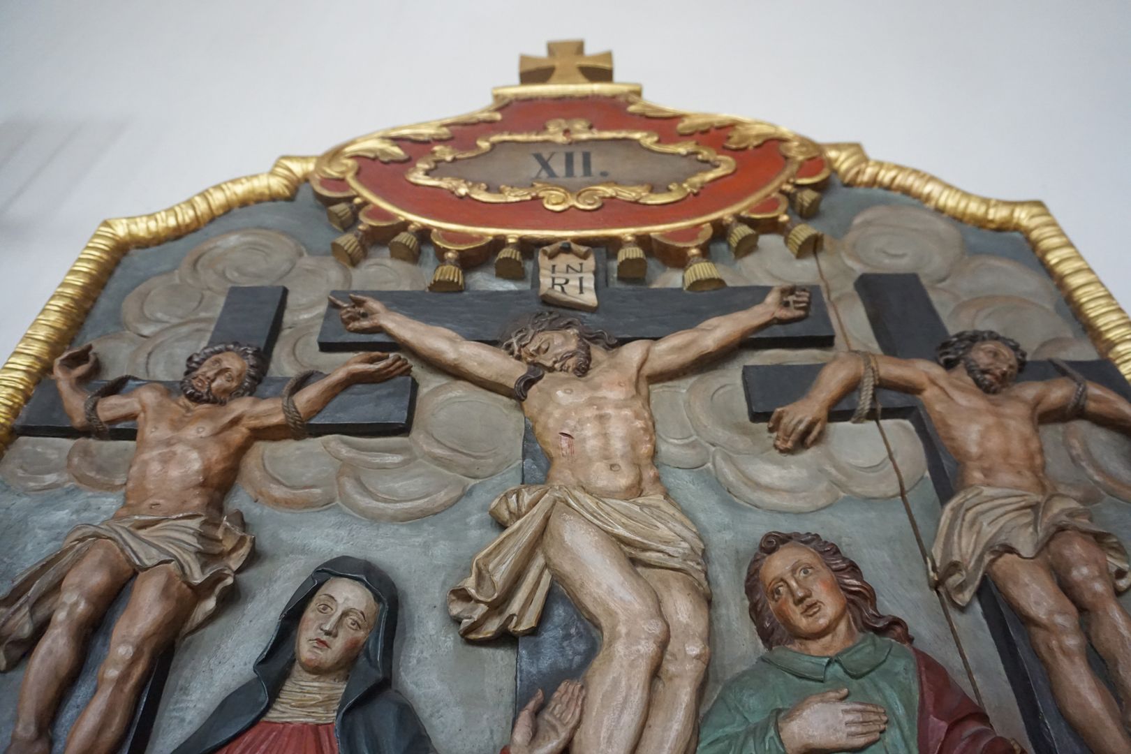 Kreuzwegstation XII / Jesus stirbt am Kreuz Schrägansicht von unten