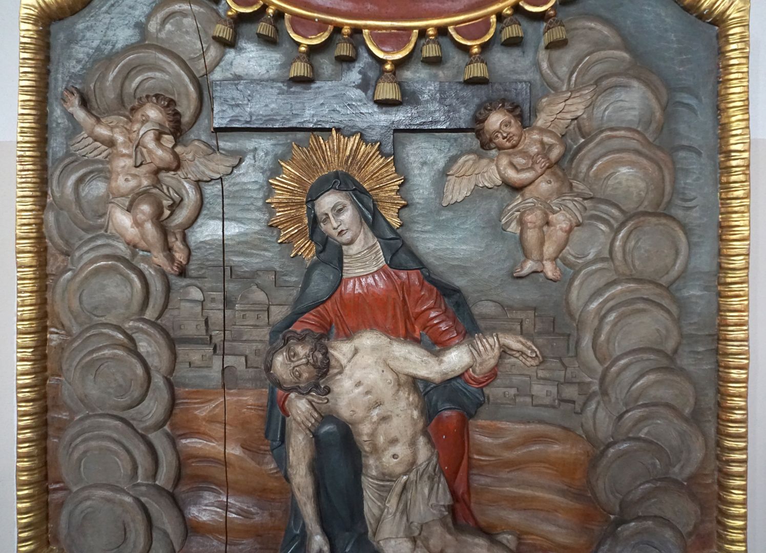 Kreuzwegstation XIII / Jesus wird vom Kreuz herabgenommen Maria hält den leblosen Körper Jesu, Detailansicht