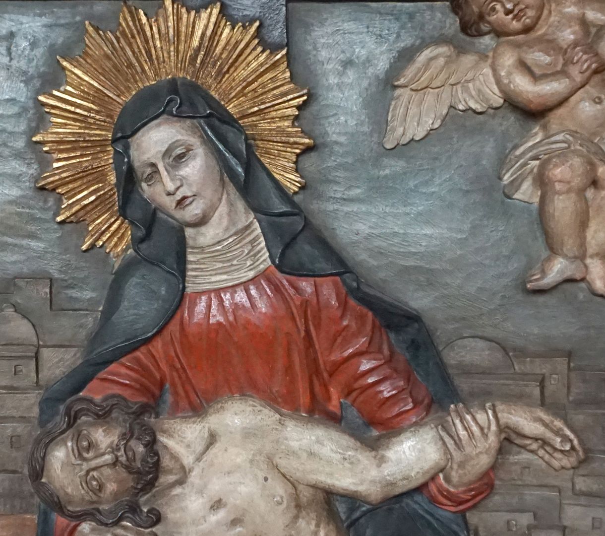 Kreuzwegstation XIII / Jesus wird vom Kreuz herabgenommen Maria hält den leblosen Körper Jesu, Detailansicht