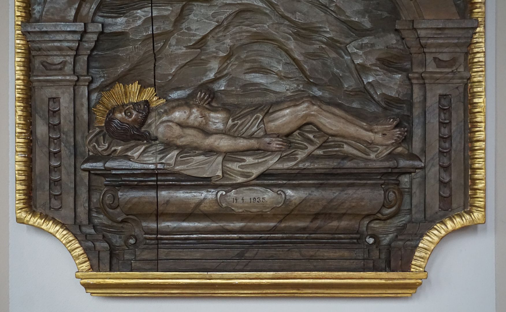 Kreuzwegstation XIV / Grabesruhe untere Tafelhälfte, Jesus liegt im Felsengrab
