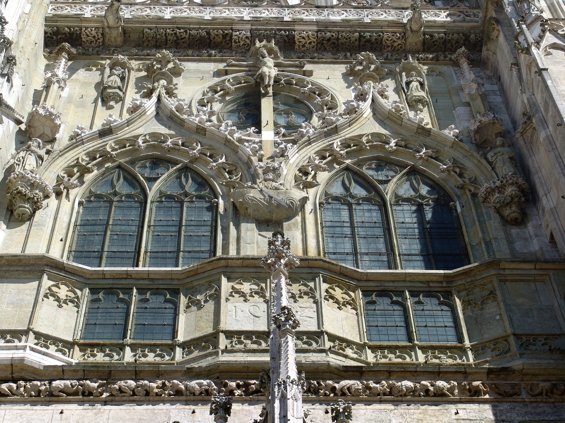 Obergeschoss der Mittelachse am Regensburger Dom Obergeschoss der Mittelachse, aus der Froschperspektive