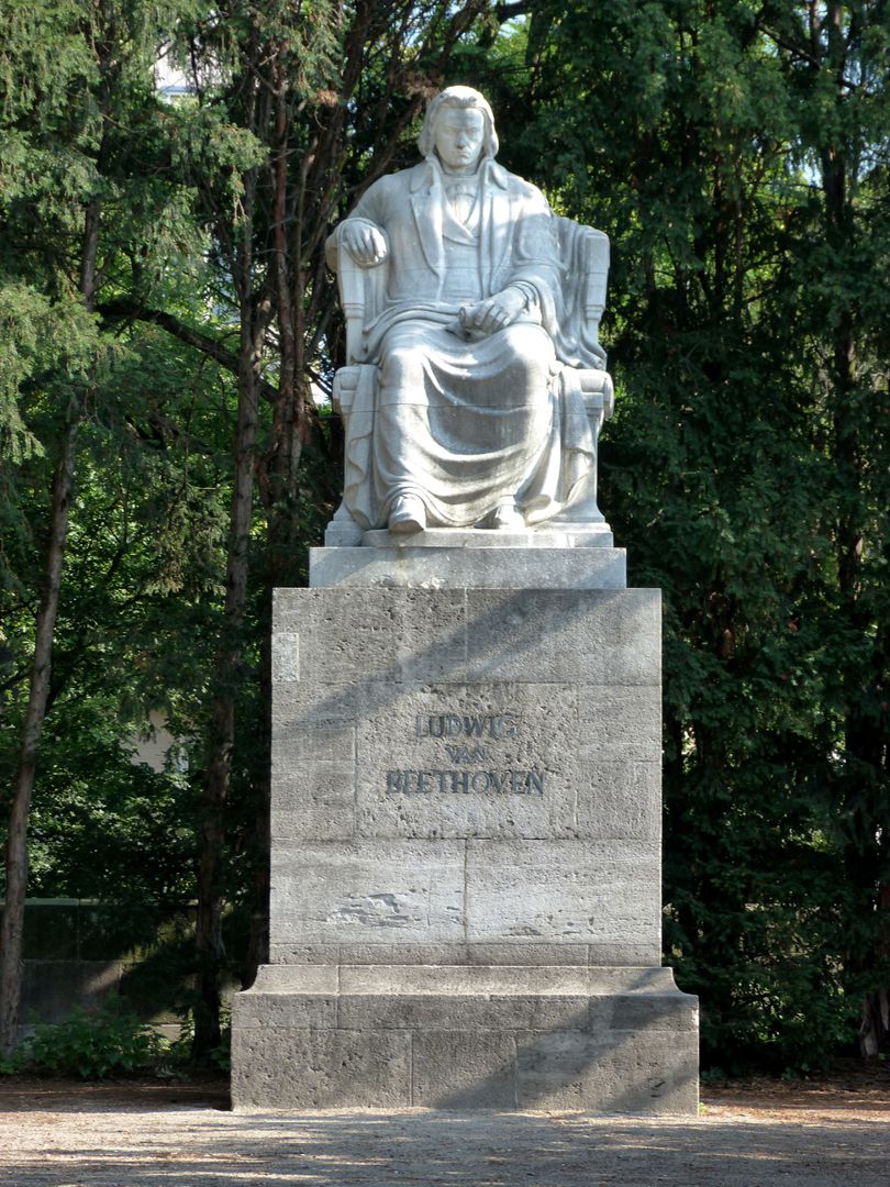 Beethovendenkmal Gesamtansicht