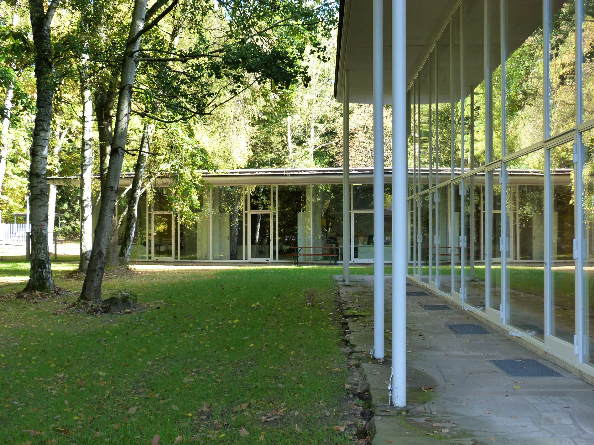 Akademie der Bildenden Künste Hörsaal, Pilotis und Glaswand