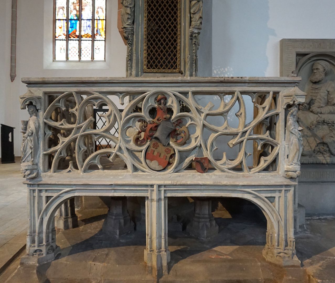 Sakramentshaus in Schwabach Maßwerk mit Wappen der Stifter: Das große Wappen gehört dem Münzmeister Hans Rosenberg und das kleine seiner Frau Dorothea von Bolstatt