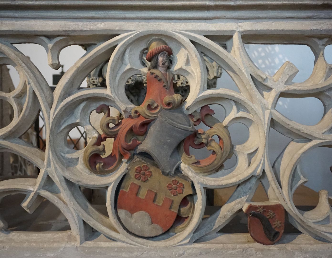 Sakramentshaus in Schwabach Maßwerk mit Wappen der Stifter: Das große Wappen gehört dem Münzmeister Hans Rosenberg und das kleine seiner Frau Dorothea von Bolstatt