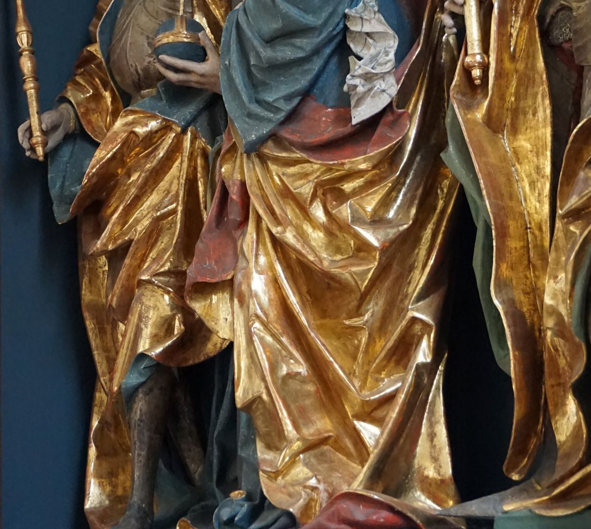 Flügelaltar in St. Helena Detailansicht mit Faltenwurf der Gewänder