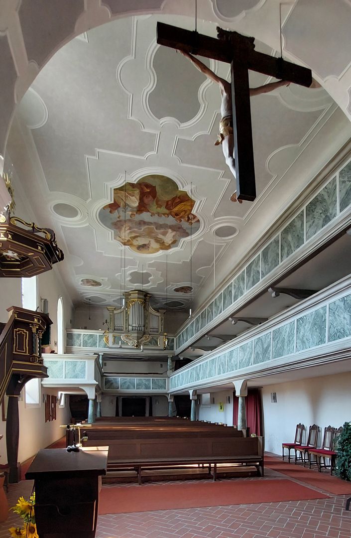 Ev. Pfarrkirche St. Helena Blick in den Kirchenraum von Südost