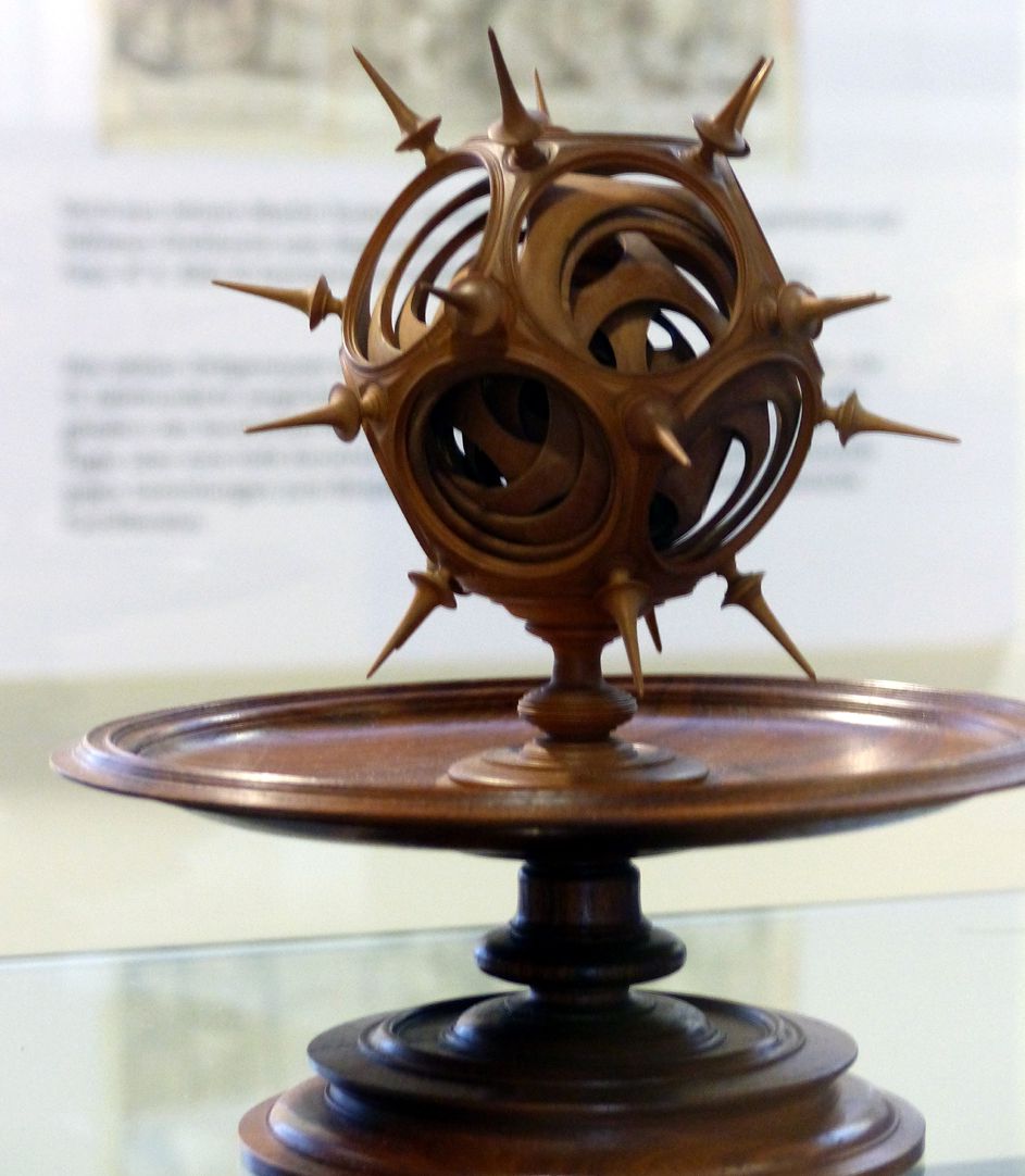 Kugel auf Schale, zwölffach ineinander gedreht Gesamtansicht