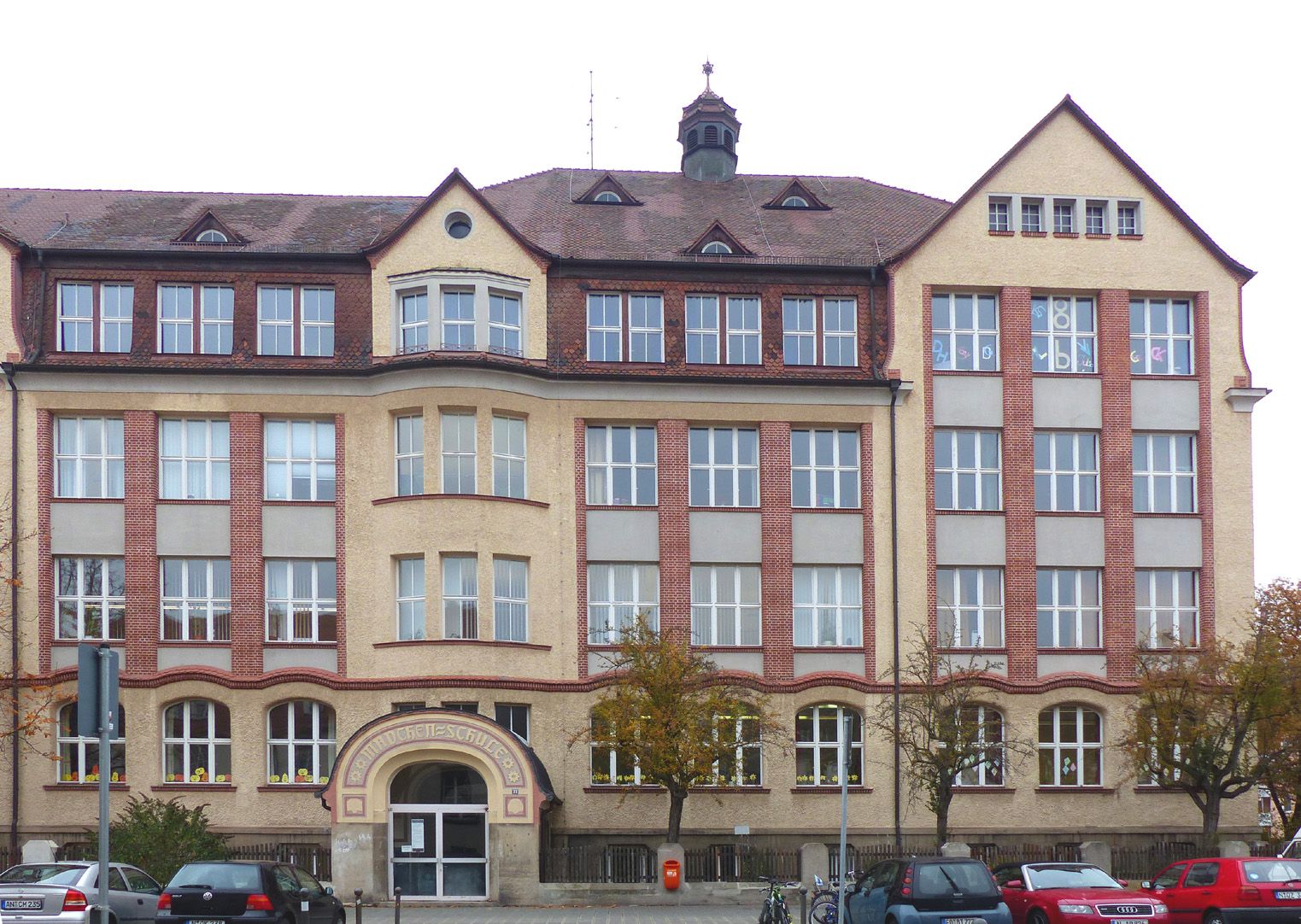 Scharrerschule Trakt Scharrerstraße mit Eingang der Mädchenschule, Teilansicht