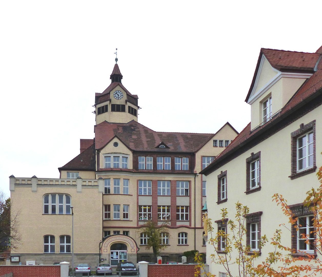 Scharrerschule südlicher Flachdach-Eckbau mit Knabenschule; Gebäude rechts im Bild: Krankenpflegeverein St. Kunigund