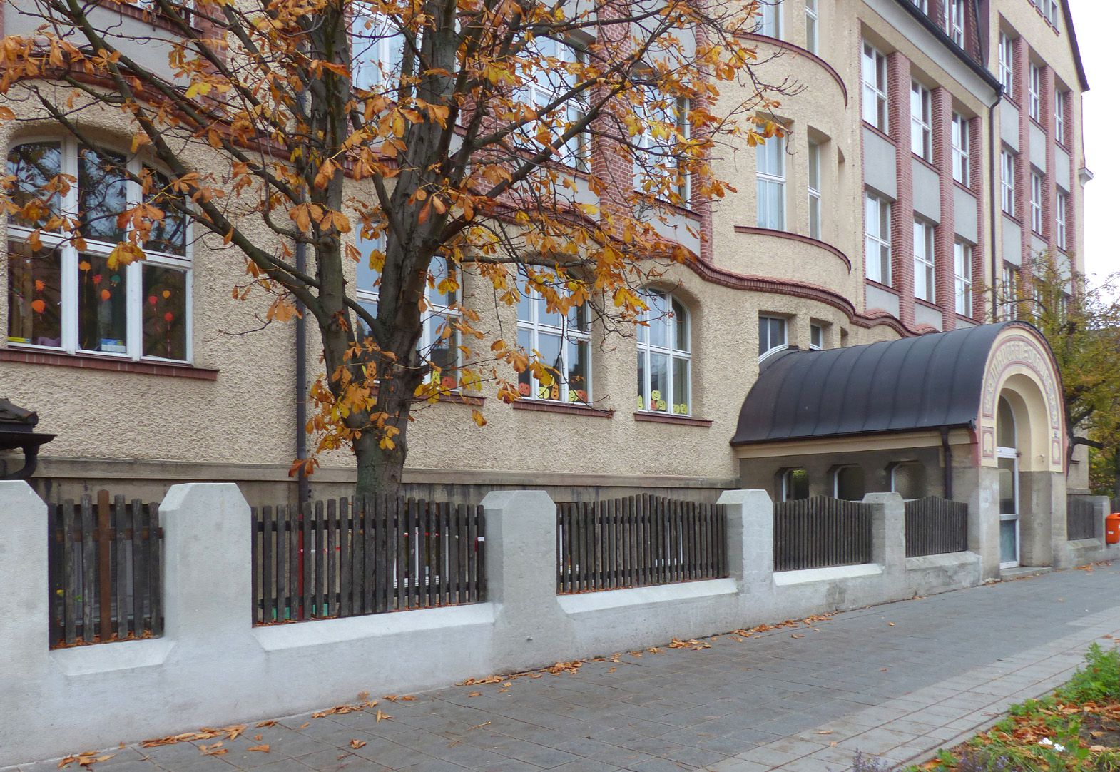 Scharrerschule Straßenansicht mit Eingang Mädchenschule