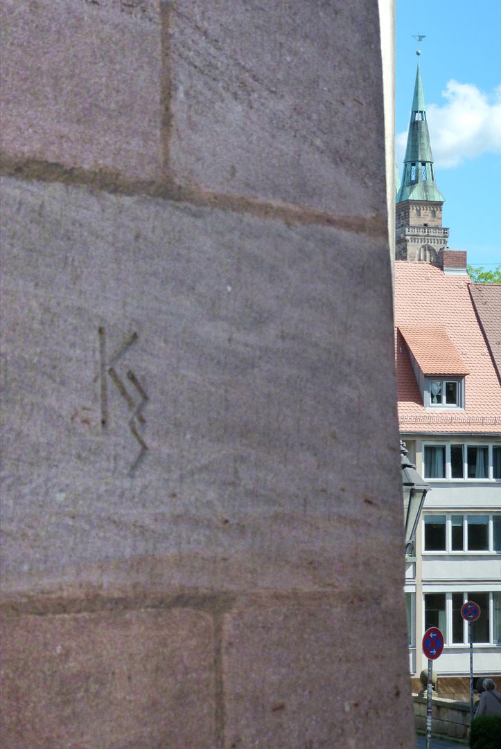 Geschäfts- und Wohnhaus Kaiserstraße Steinmetzzeichen an der Kaiserstraße